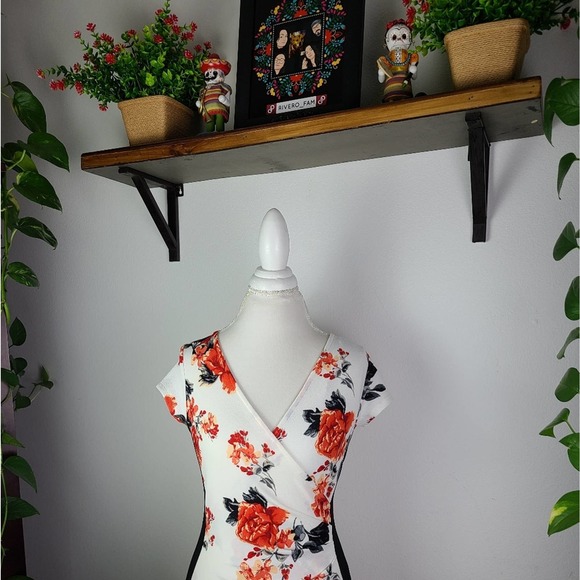ALMOST FAMOUS ~ FLORAL DRESS - Picture 2 of 11